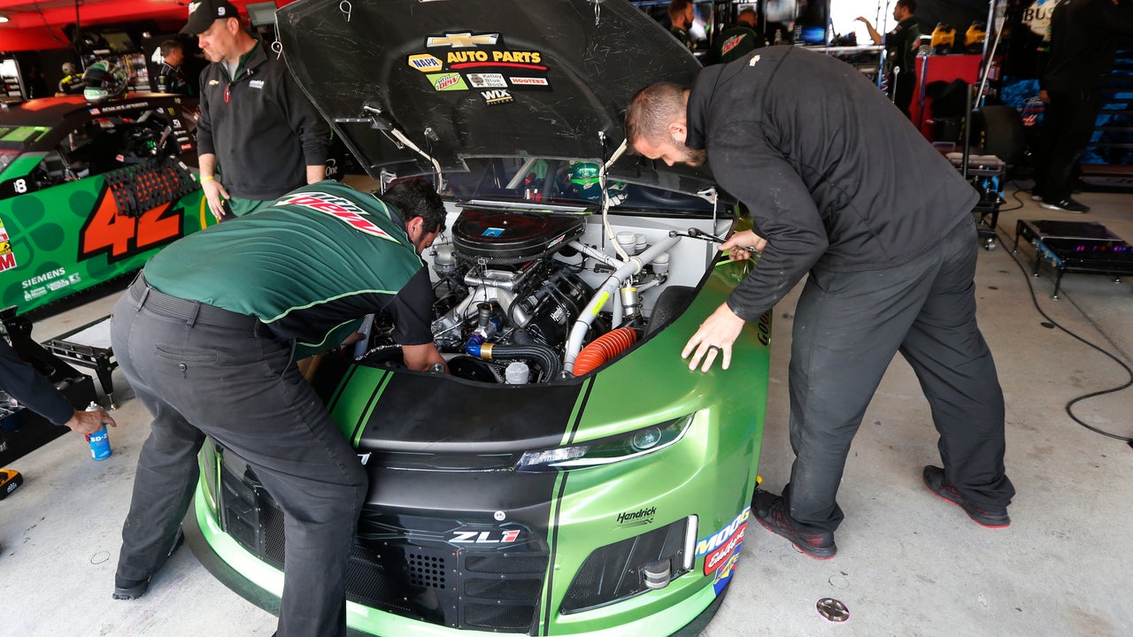 Elliott blows engine in opening minutes of playoff practice